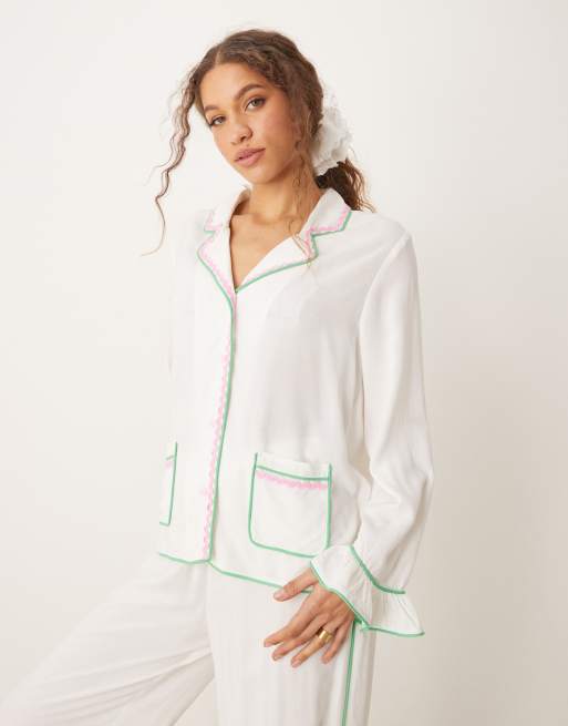 Pijama blanco de camisa y pantalones con ribete ondulado de ASOS DESIGN, 4 de 4