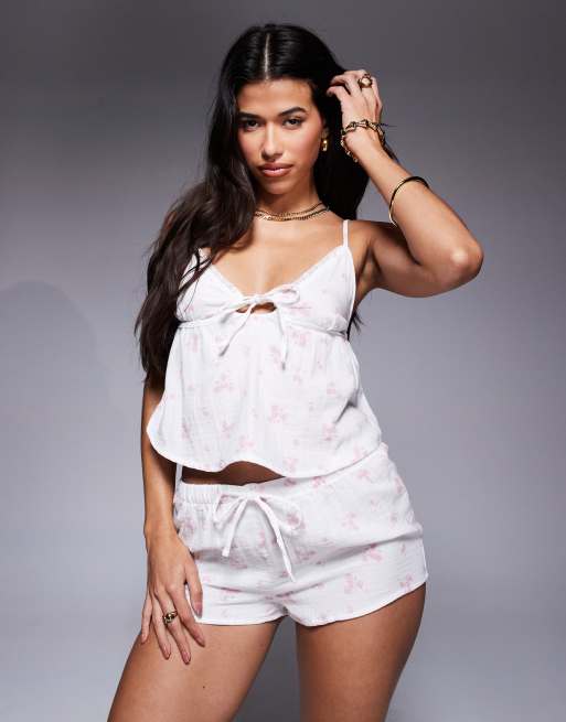 Pijama blanco de pantalones cortos y top de tirantes con estampado floral vintage de bambula de Boux Avenue