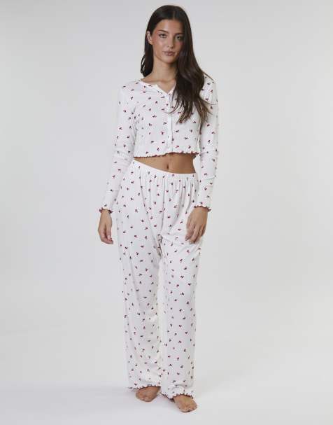 Pijama blanco de pantalones y top de manga larga con estampado de cerezas de punto acanalado de Loungeable - view 1