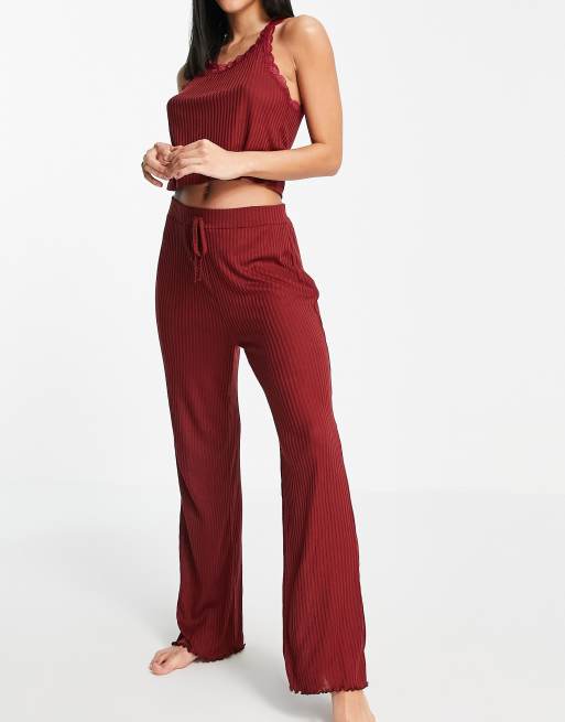 Pijama burdeos de tirantes con ribete de encaje de Topshop