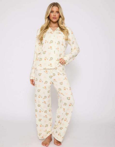 Pijama color crema de pantalones largos y camisa abotonada con estampado navideño para mujer de Loungeable - view 1