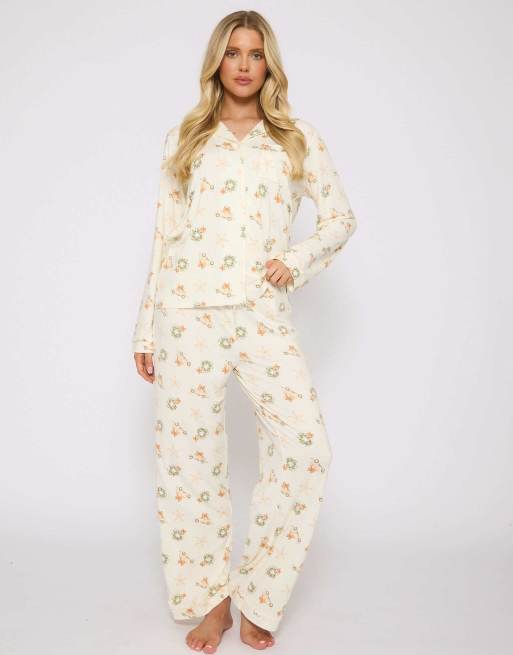 Pijama color crema de pantalones largos y camisa abotonada con estampado navideño para mujer de Loungeable
