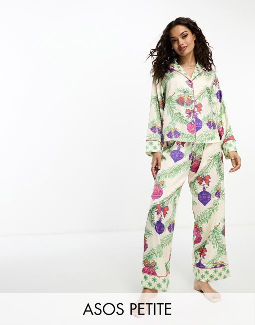 Pijama color crema de pantalones y camisa con estampado de adornos de Navidad de satén de ASOS DESIGN Petite