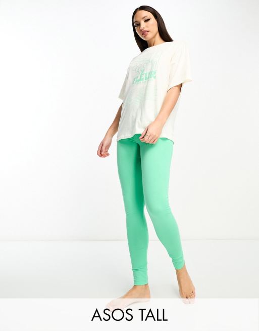 Pijama color crema y verde de leggings y camiseta extragrande con estampado de flor exclusivo de ASOS DESIGN Tall