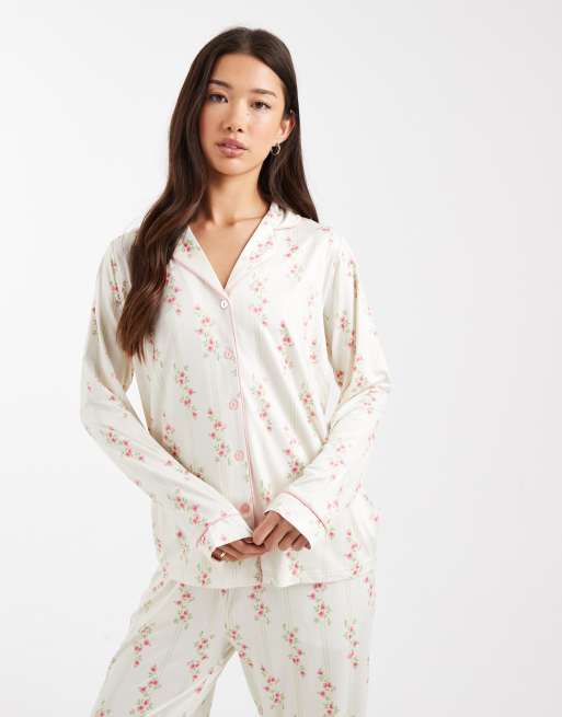 Pijama color crudo y rosa abotonado con estampado floral de tejido supersuave de Threadbare, 4 de 4