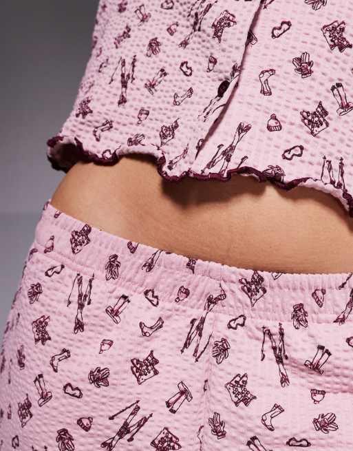 Pijama color higo de manga larga abotonado con patrón de motivos de esquí de Threadbare, 2 de 4