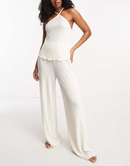Pijama color marfil de top con cuello halter y pantalones de pernera ancha de velour rugoso de Loungeable