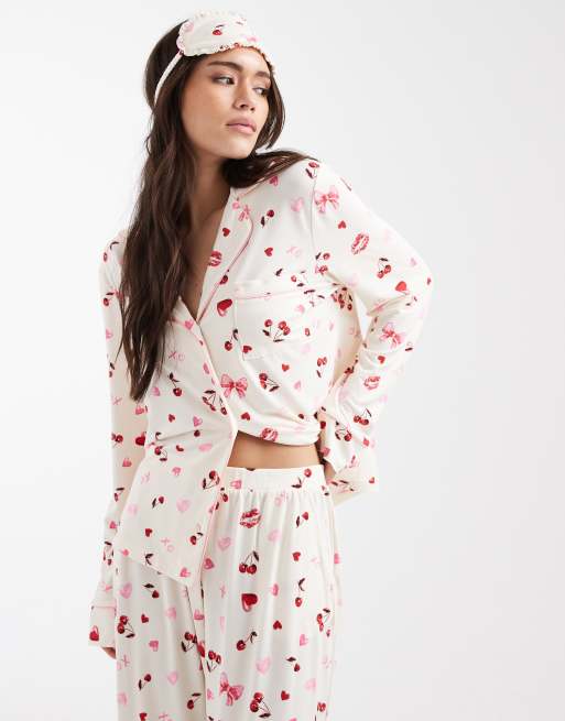 Pijama con estampado de cerezas y lazos de tejido muy suave de Miss Selfridge, 3 de 4
