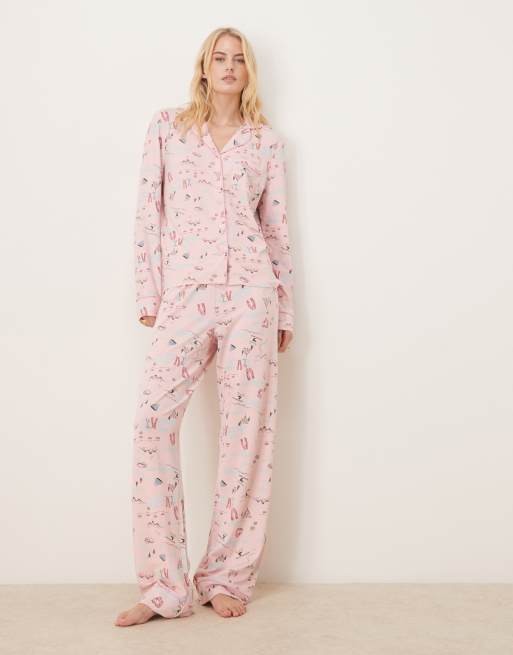 Pijama con estampado de esquiadores de camisa de manga larga y pantalones con ribetes en contraste de tejido supersuave de ASOS DESIGN Tall