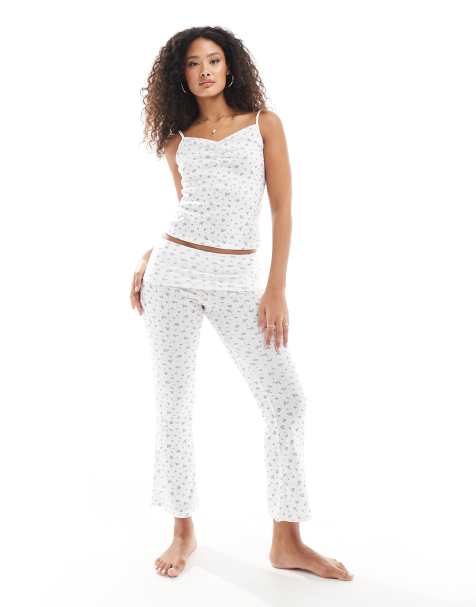 Pijama con estampado de florecitas de top de tirantes y pantalones de pernera ancha de New Look - view 1