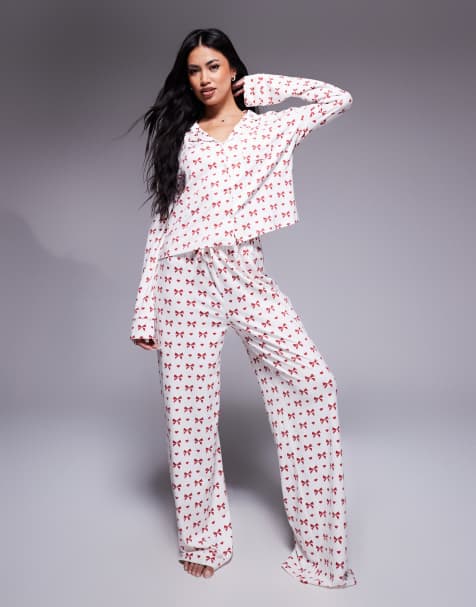 Pijama con estampado de lazos rojos de camisa corta abotonada y pantalones exclusivo de Kaiia - view 1