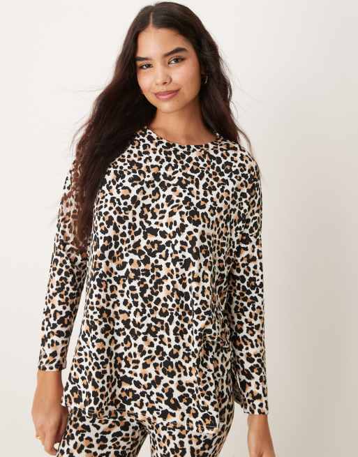 Pijama con estampado de leopardo de tejido suave al tacto de New Look, 2 de 4