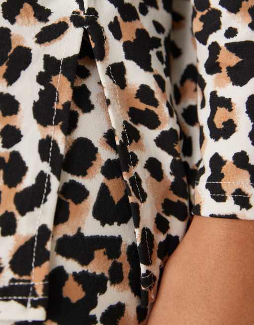 Pijama con estampado de leopardo de tejido suave al tacto de New Look, 3 de 4