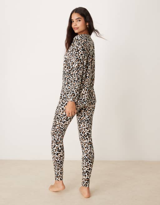 Pijama con estampado de leopardo de tejido suave al tacto de New Look, 4 de 4