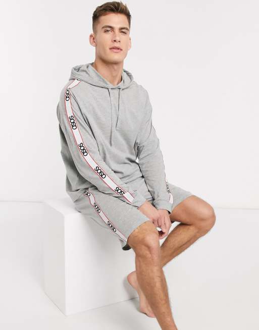 Pijama con pantalones cortos y sudadera extragrande con capucha y