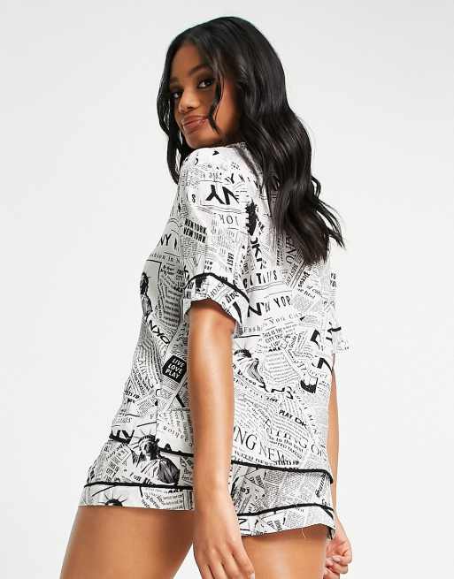 Pijama con pantalones cortos y top con solapas con estampado de periódico con el logo de DKNY, 2 de 4