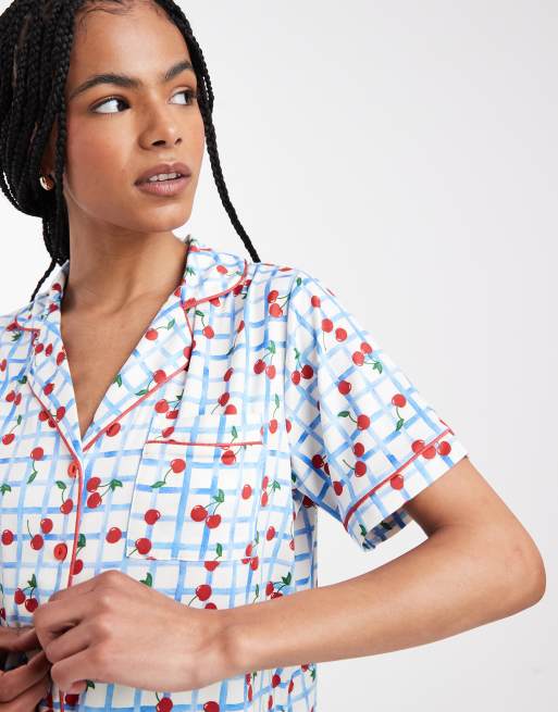 Pijama corto a cuadros vichy azules abotonado con estampado de cerezas de tejido muy suave de Threadbare, 2 de 4