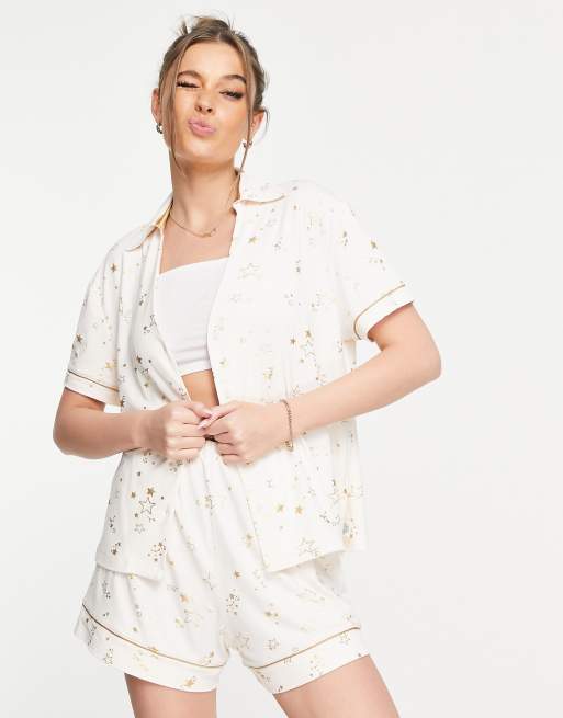 Pijama corto color crema con estampado de estrellitas de Chelsea Peers