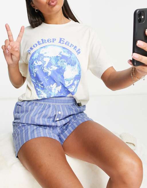 Pijama corto color crema y azul de camiseta extragrande y pantalones cortos a rayas de ASOS DESIGN