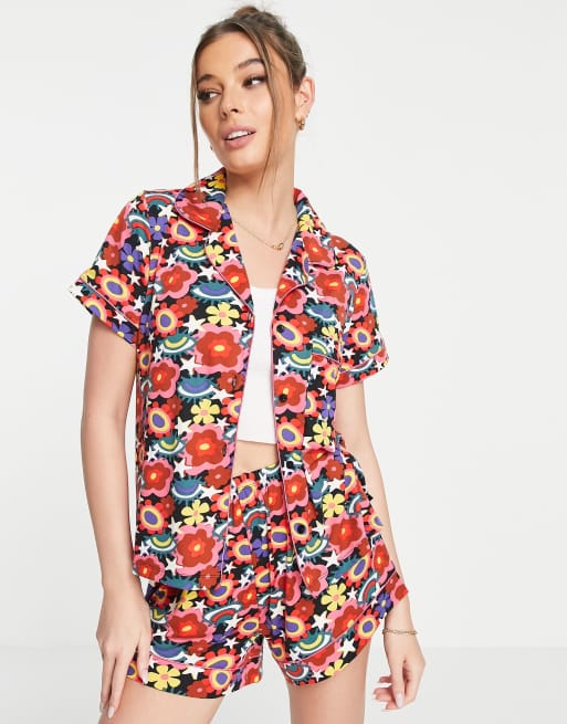 Pijama corto con estampado floral retro multicolor de Chelsea Peers