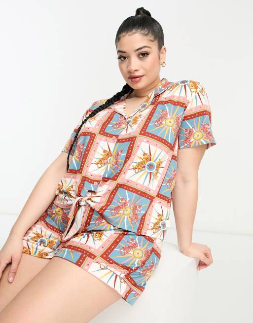 Pijama corto con lazada delantera y estampado de mosaico místico y tigres Wellness Project x Chelsea Peers Plus