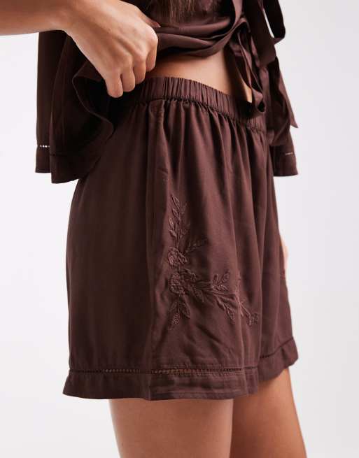 Pijama corto marrón chocolate con detalle de volantes de Miss Selfridge, 2 de 4