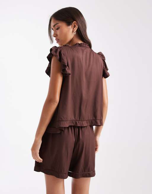 Pijama corto marrón chocolate con detalle de volantes de Miss Selfridge, 4 de 4