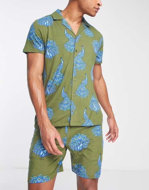 Pijama corto verde y azul con estampado de pavos reales de Chelsea Peers