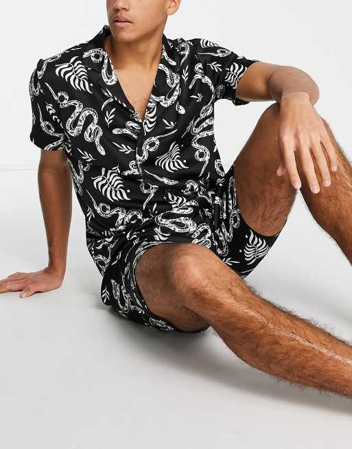Pijama de camisa abotonada y pantalones cortos con estampado de serpientes de satén de Chelsea Peers