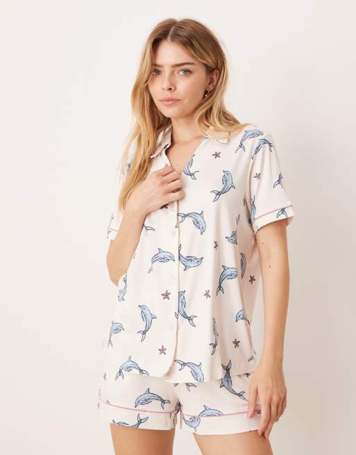 Pijama de camisa de manga corta con solapas y pantalones cortos con estampado de delfines de poliéster de Chelsea Peers 