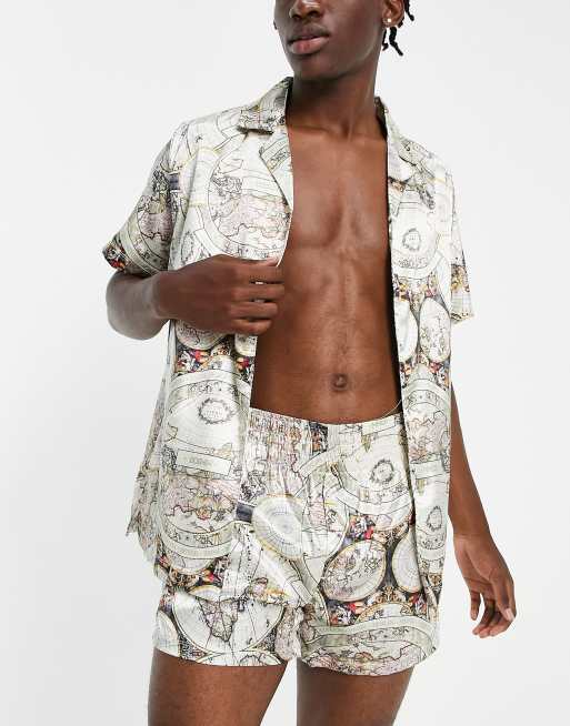 Pijama de camisa y pantalones cortos con estampado de mapa de satén de ASOS DESIGN (parte de un conjunto)