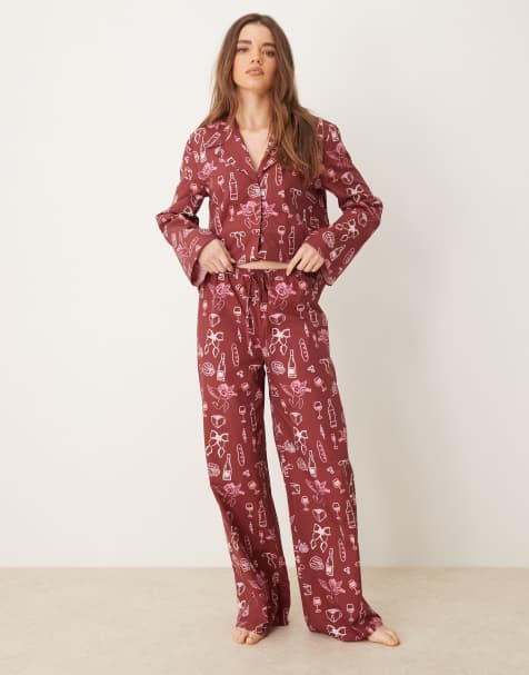 Pijama de camisa y pantalones de pernera ancha con estampado navideño de ASOS DESIGN - view 1
