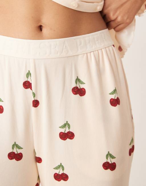 Pijama de manga larga con estampado de cerezas y rayas de canalé de Chelsea Peers, 2 de 4