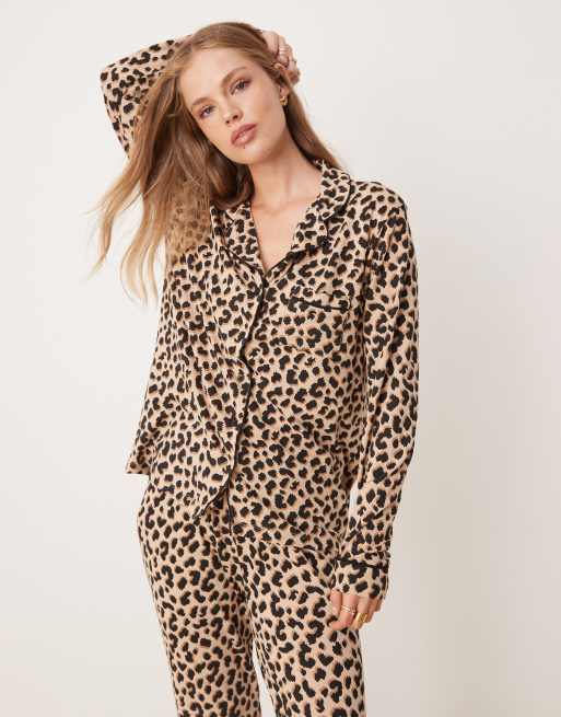 Pijama de manga larga con estampado de leopardo de punto liso de New Look, 2 de 4