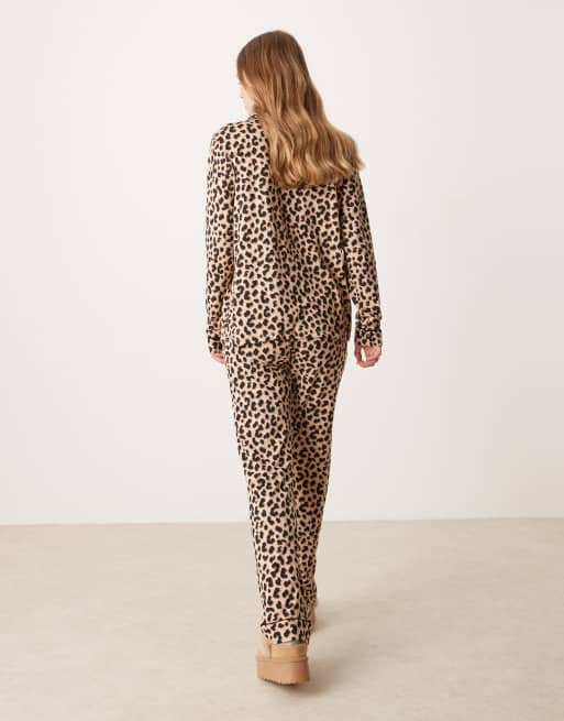 Pijama de manga larga con estampado de leopardo de punto liso de New Look, 4 de 4