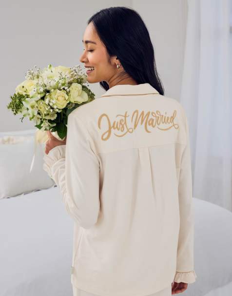 Pijama de novia blanco con texto "Just Married" cuello de solapas, puños y bajo de volantes de Chelsea Peers - view 1