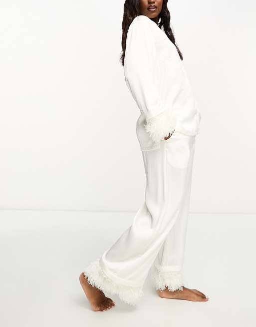 Pijama de novia blanco de manga larga con ribete de plumas sintéticas de Lindex, 3 de 4