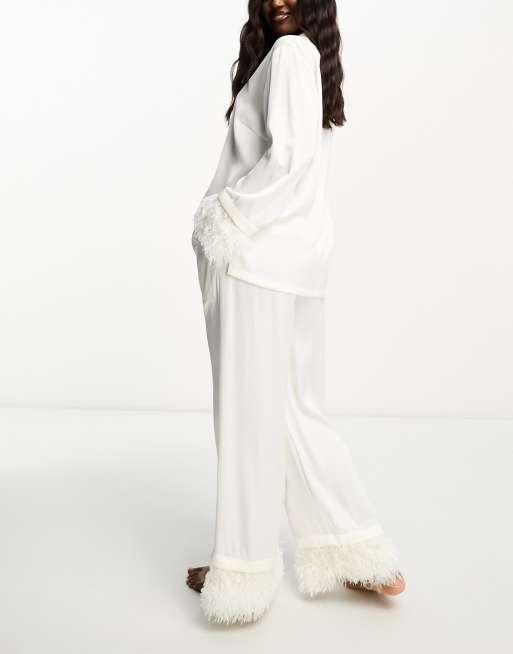 Pijama de novia blanco de manga larga con ribete de plumas sintéticas de Lindex, 4 de 4