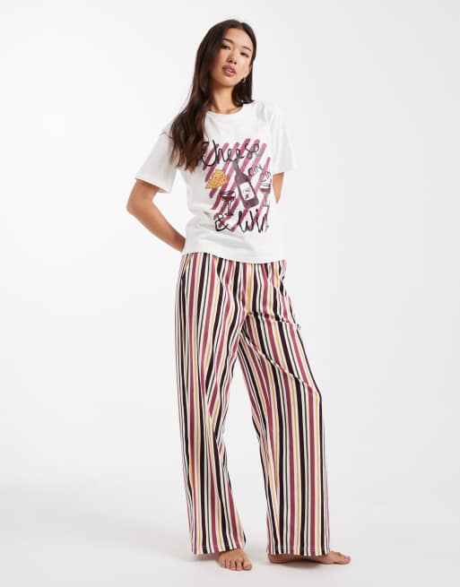 Pijama de pantalones a rayas multicolores y camiseta de manga corta con estampado 