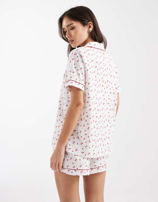 Pijama de pantalones cortos y camisa de manga corta con estampado de cerezas de plumeti de Loungeable, 4 de 4