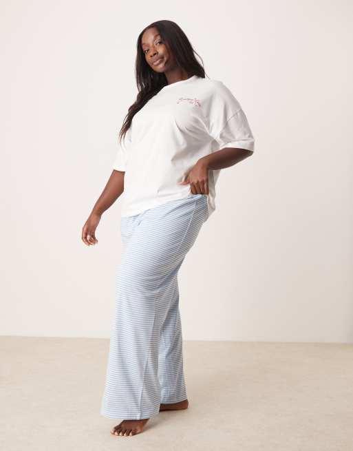 Pijama de pantalones de pernera ancha y camiseta extragrande con estampado "Breakfast Lovers" de ASOS DESIGN Curve, 4 de 4