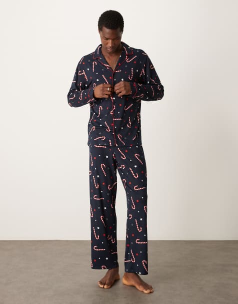 Pijama de pantalones y camisa de manga larga con estampado de bastones de caramelo de Navidad de poliéster de Urban Threads - view 1