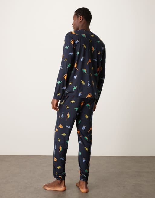 Pijama de pantalones y camiseta con estampado de dinosaurios de poliéster de Urban Threads, 4 de 4