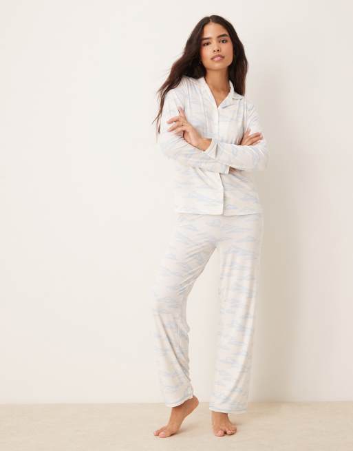 Pijama de pantalones y top de manga larga con cuello solapas y estampado de nubes de Urban Threads, 3 de 4