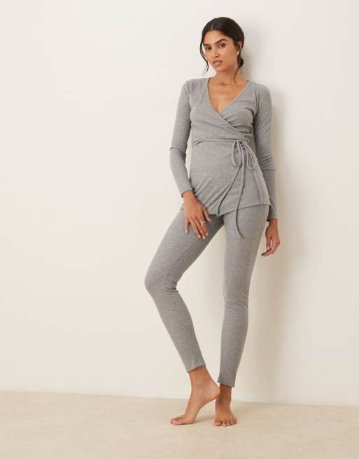 Pijama gris pizarra de top y pantalones con diseño envolvente de punto acanalado de Mango
