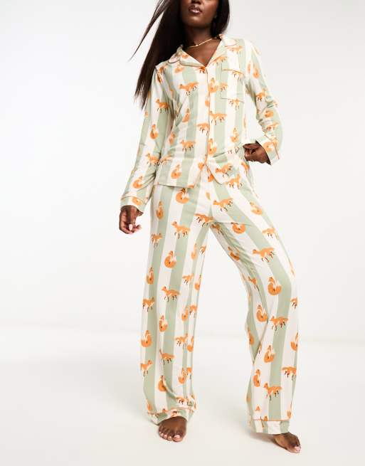 Pijama largo a rayas color crema y salvia abotonado con estampado de zorros de Chelsea Peers