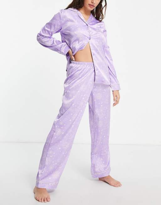 Pijama largo lila con estampado celestial de satén de The Wellness Project x Chelsea Peers, 3 de 4