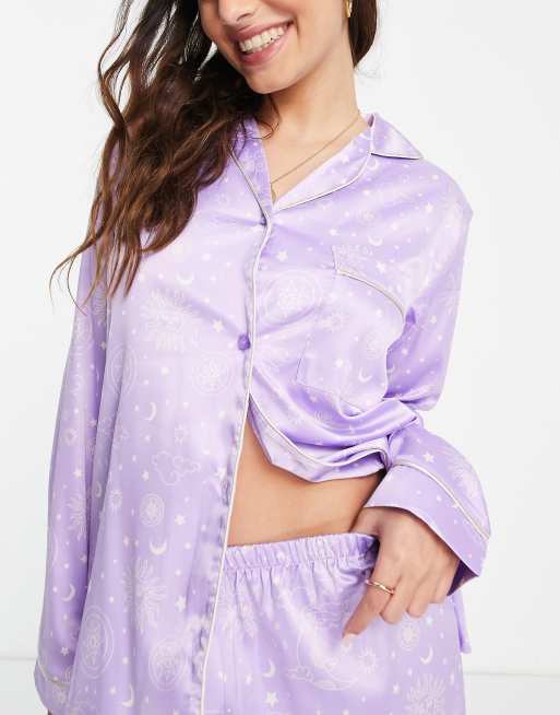 Pijama largo lila con estampado celestial de satén de The Wellness Project x Chelsea Peers, 4 de 4