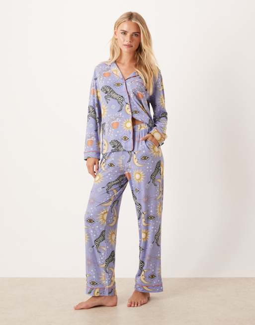 Pijama lila con estampado cósmico de pantalones y top de manga larga exclusivo de Chelsea Peers Petite