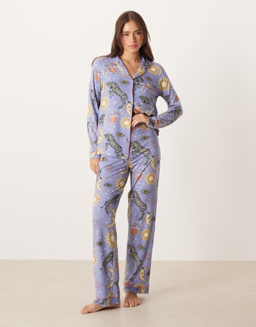 Pijama lila con estampado cósmico de pantalones y top de manga larga exclusivo de Chelsea Peers